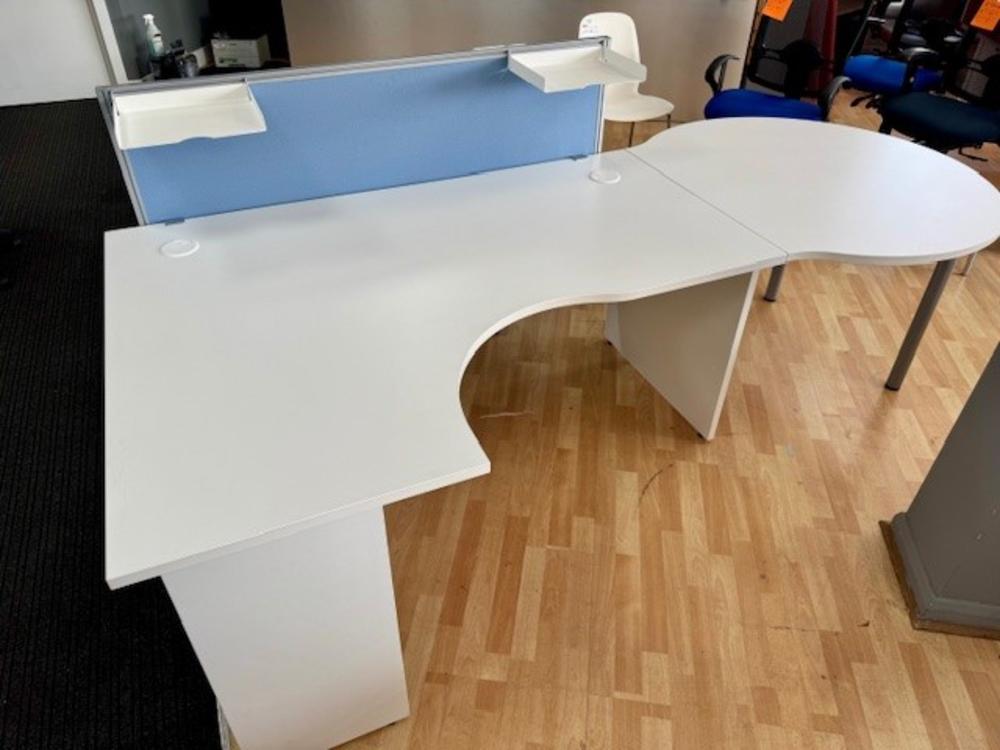 Radial Desk With Meeting Point & Screen