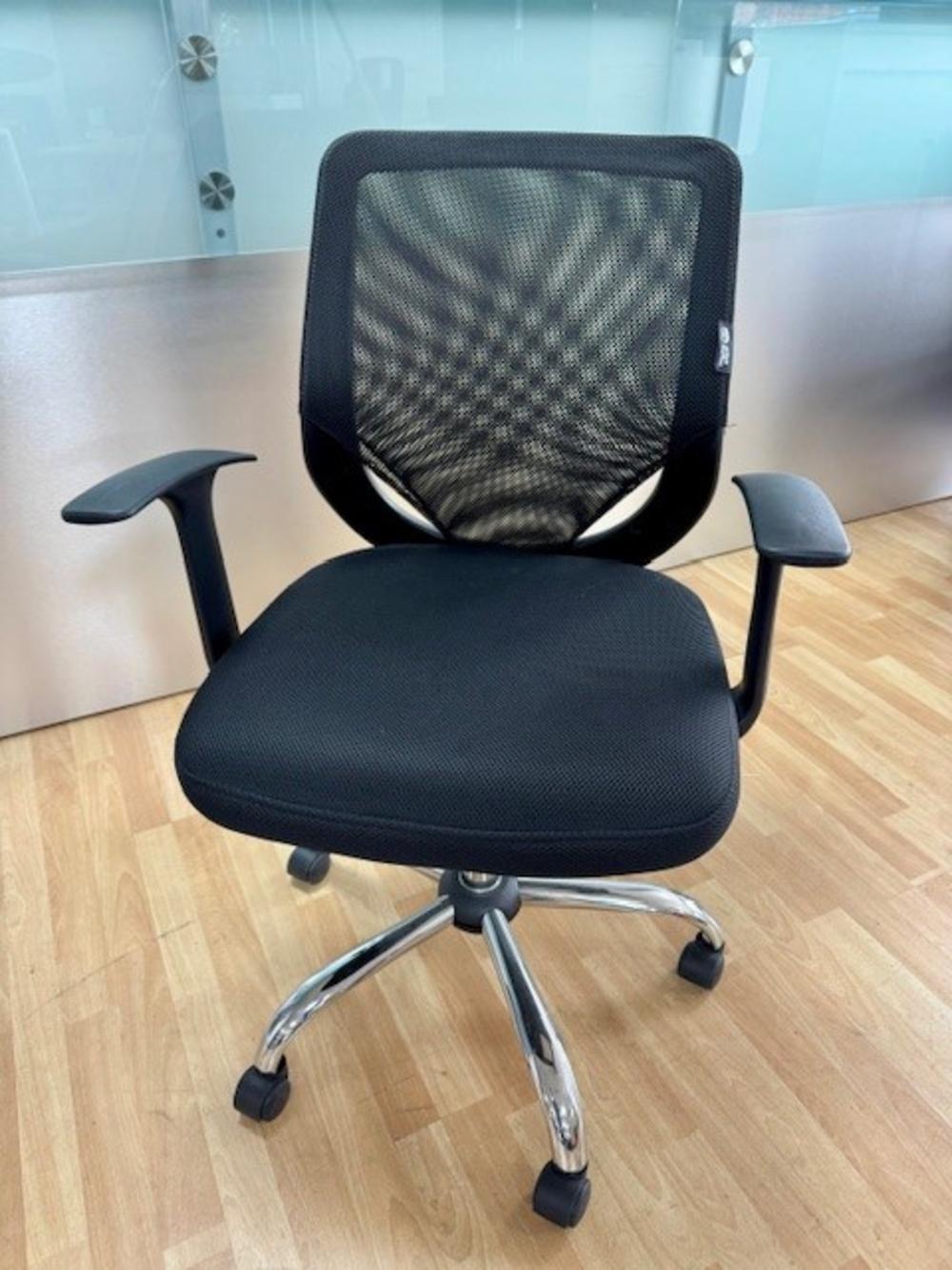 Black Mesh Operator Chair With Fixed Arms 