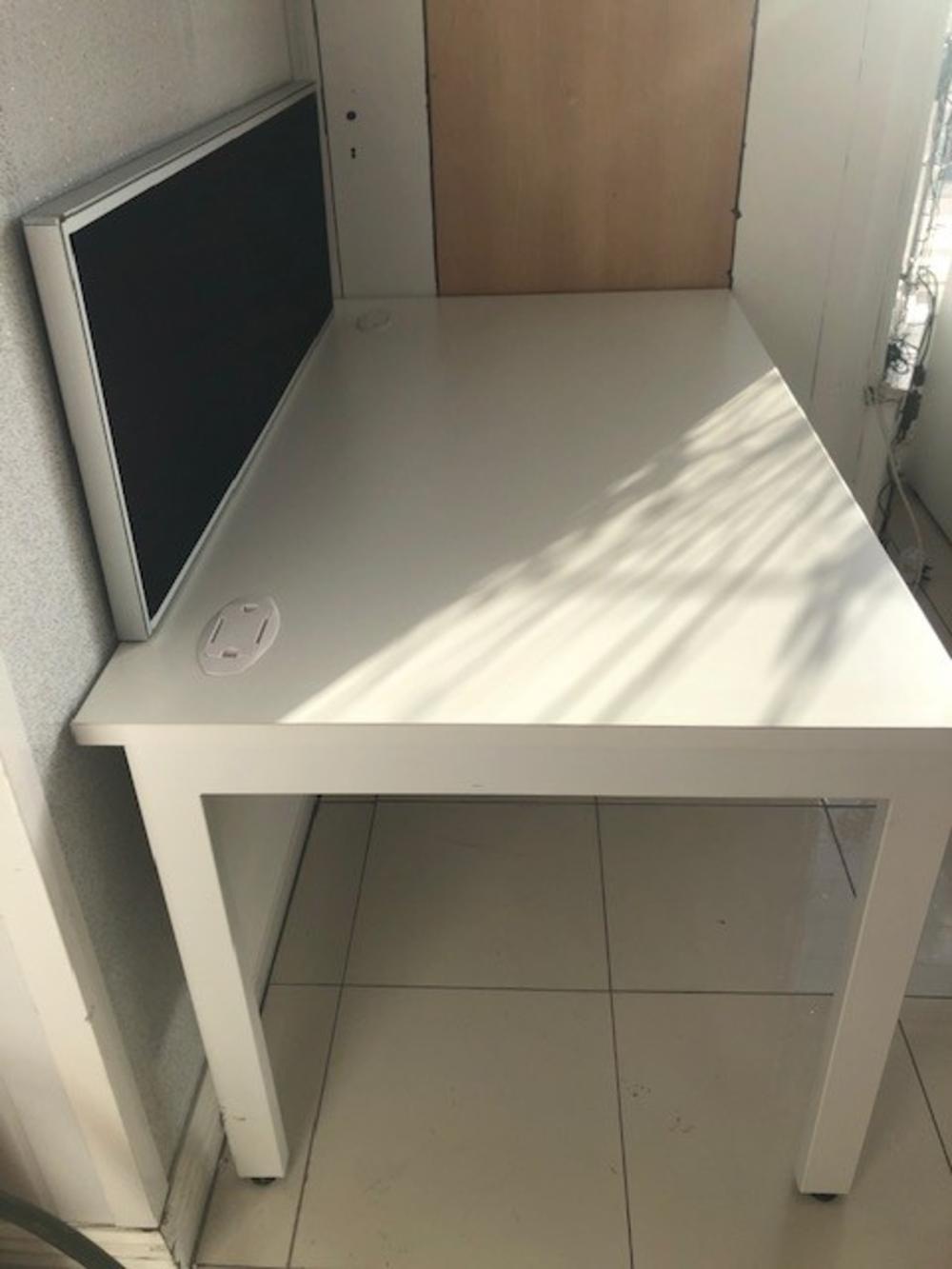 New Ex Display White 1400mm Bench Desk with Black Screen (Should be £265+vat)