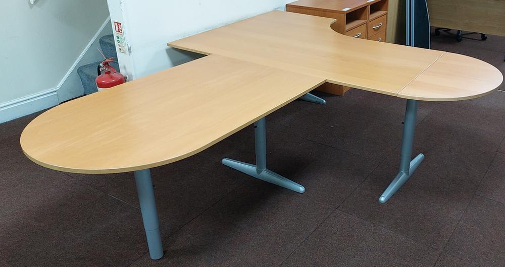 2000mm Right Handed Radial Desk With Meeting Point