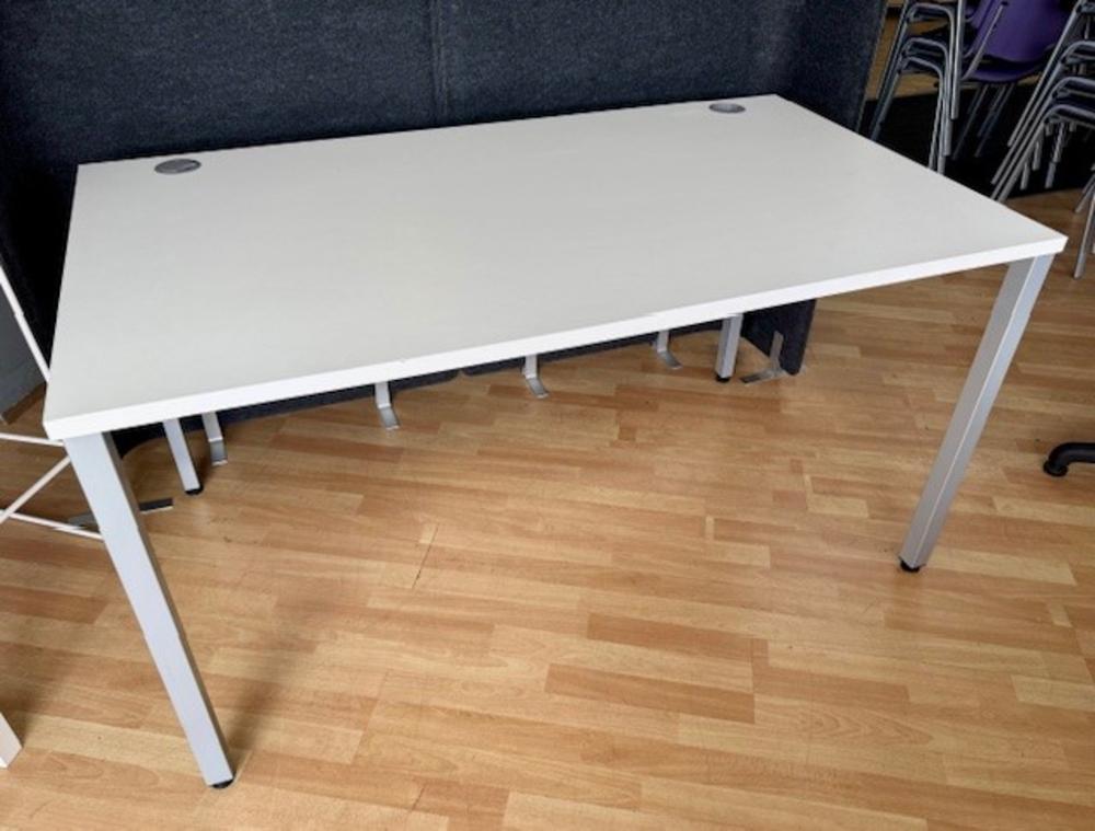 Dams 1400 x 800mm White Workstation with Modesty Panel