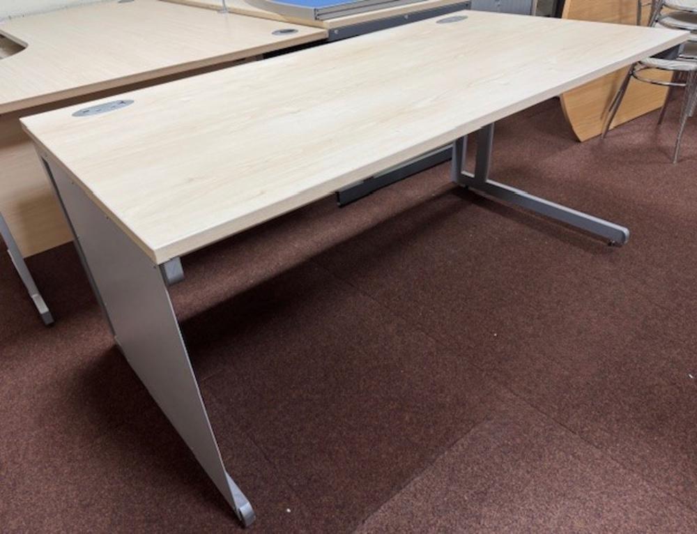 1600 x 800mm Maple workstation with Steel Side Panel