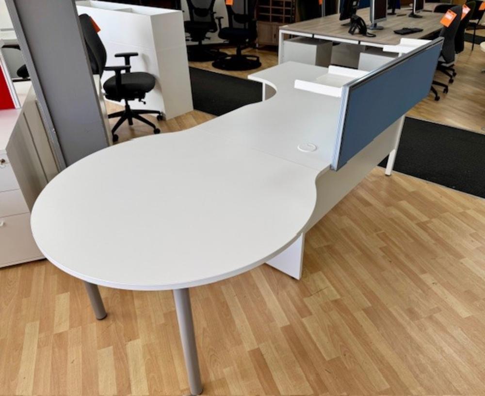 Radial Desk With Meeting Point & Screen