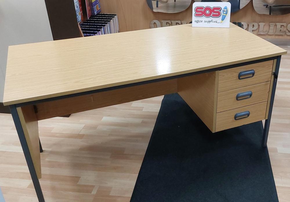 1500mm Calva Oak Single Pedestal Desk 