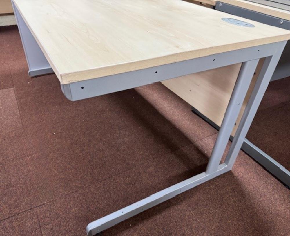 1600 x 800mm Maple workstation with Steel Side Panel