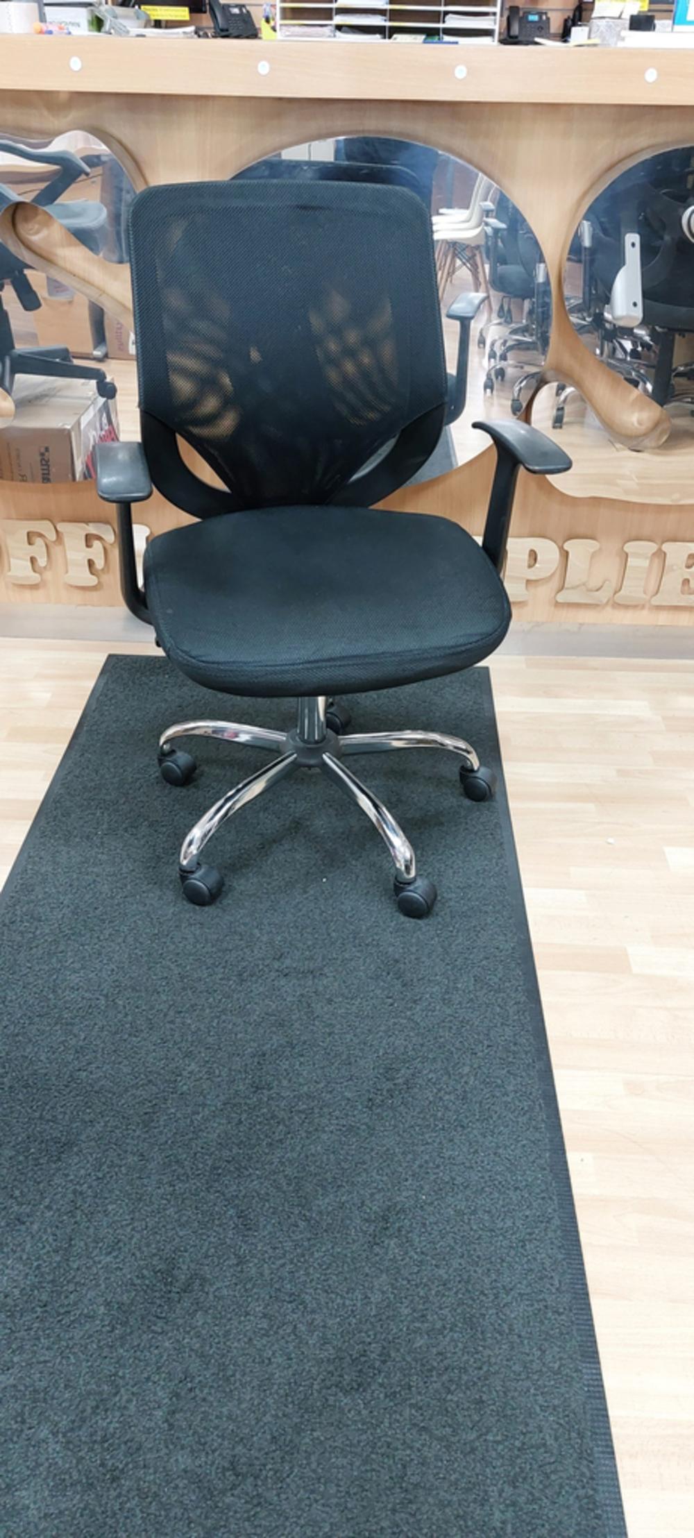 Black Mesh Operator Chair With Fixed Arms 