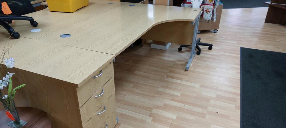 1800mm Light Oak Radial Desk With 800mm Desk High Pedestal 